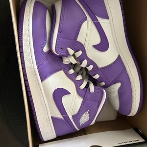 Air Jordan 1 Retro Mid Purple Venom